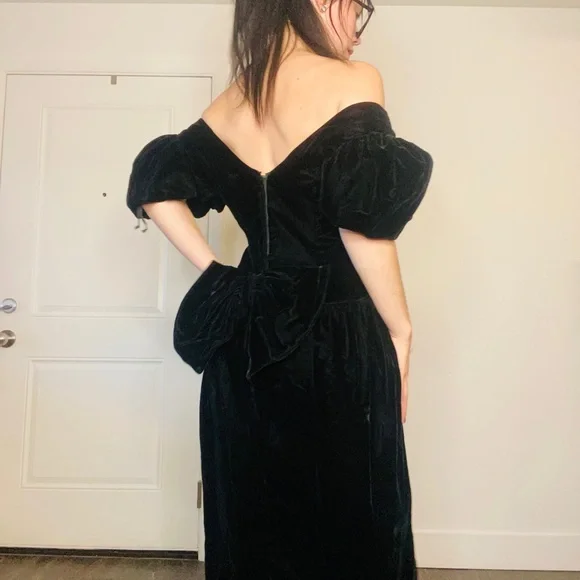 VINTAGE 1980s WOMENS BLACK VELVET PUFFY SLEEVE GOTHIC WEDNESDAYCORE EVENING GOWN - Picture 3 of 9